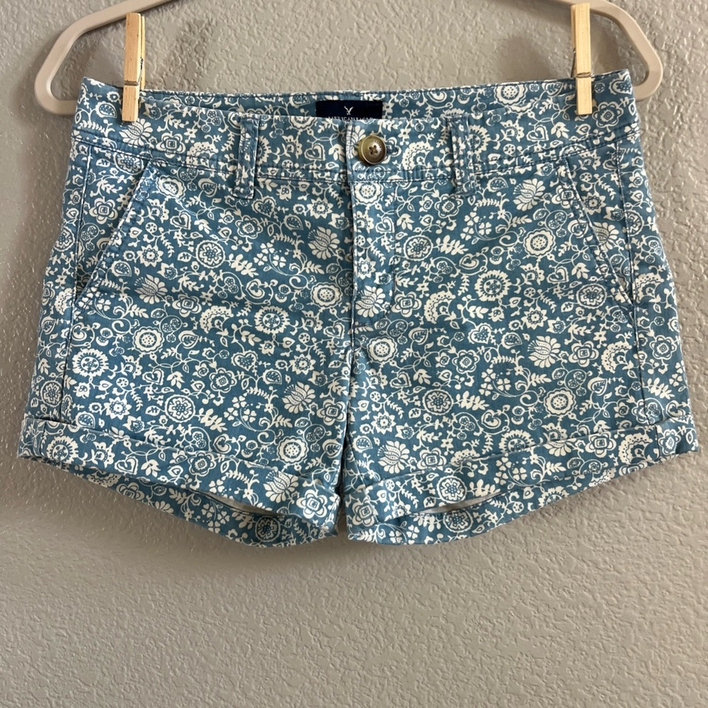 American Eagle Stretch Midi Blue Floral Denim Shorts Size 4